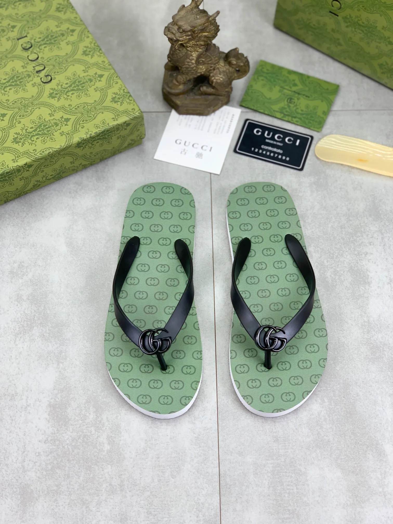 Men's men's shoes 💰P220💰【New style】🆘【GUCCI】Official website's popular Gucci adult couple 🧑‍🤝‍🧑 style, children's flip-flops are on sale at the counter simultaneously! Original fabric imported from Italy. Original bottom provided by the original factory. Size: Adult 36-45. Children’s size: 30-37. Multiple colors available.